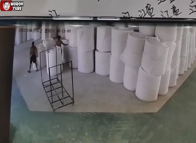 Video :He should never have entered his cotton mill with a lighter!